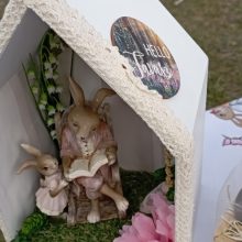 Mesét olvasó nyuszi Roombox